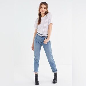 BDG Mom Jean High Waist Tapered Medium Rinse Soft Denim 100% Cotton‎ 28 waist